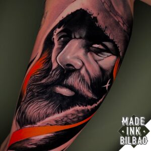 tatuaje biceps cara hombre