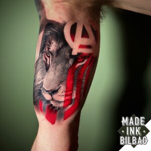 tatuaje biceps león Athletic