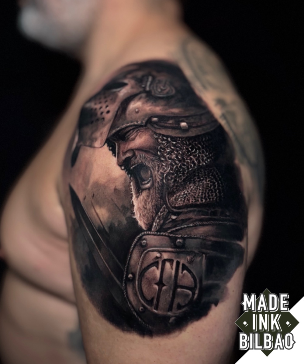 tatuaje-de-armadura-de-hombro-romana